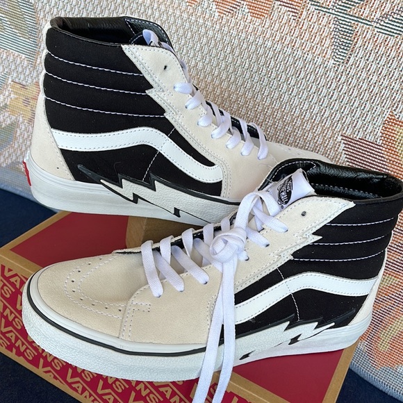 Vans Sk8-Hi Bolt
Antique White/Black
VNOA5JIVZHJ
WMNS sneakers - Picture 11 of 16